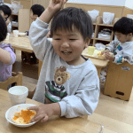 ふたば組「みかんの皮むいたよ」
