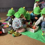 園庭でピクニック