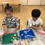 幼児クラス おひなさま製作の様子