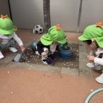 【園庭での自由遊びと製作】