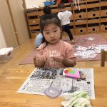 幼児クラス こいのぼり製作の様子