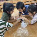 すくわく:食育「堆肥を触ってみよう」