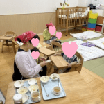 【乳児クラスの食事風景】