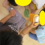 顕微鏡を使って…