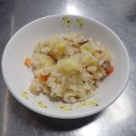 1月の絵本給食　おやつ「おいもの炊き込みご飯」