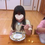 お箸上手に持てるかな。