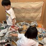 【そよかぜ組】新聞紙遊びをしたよ
