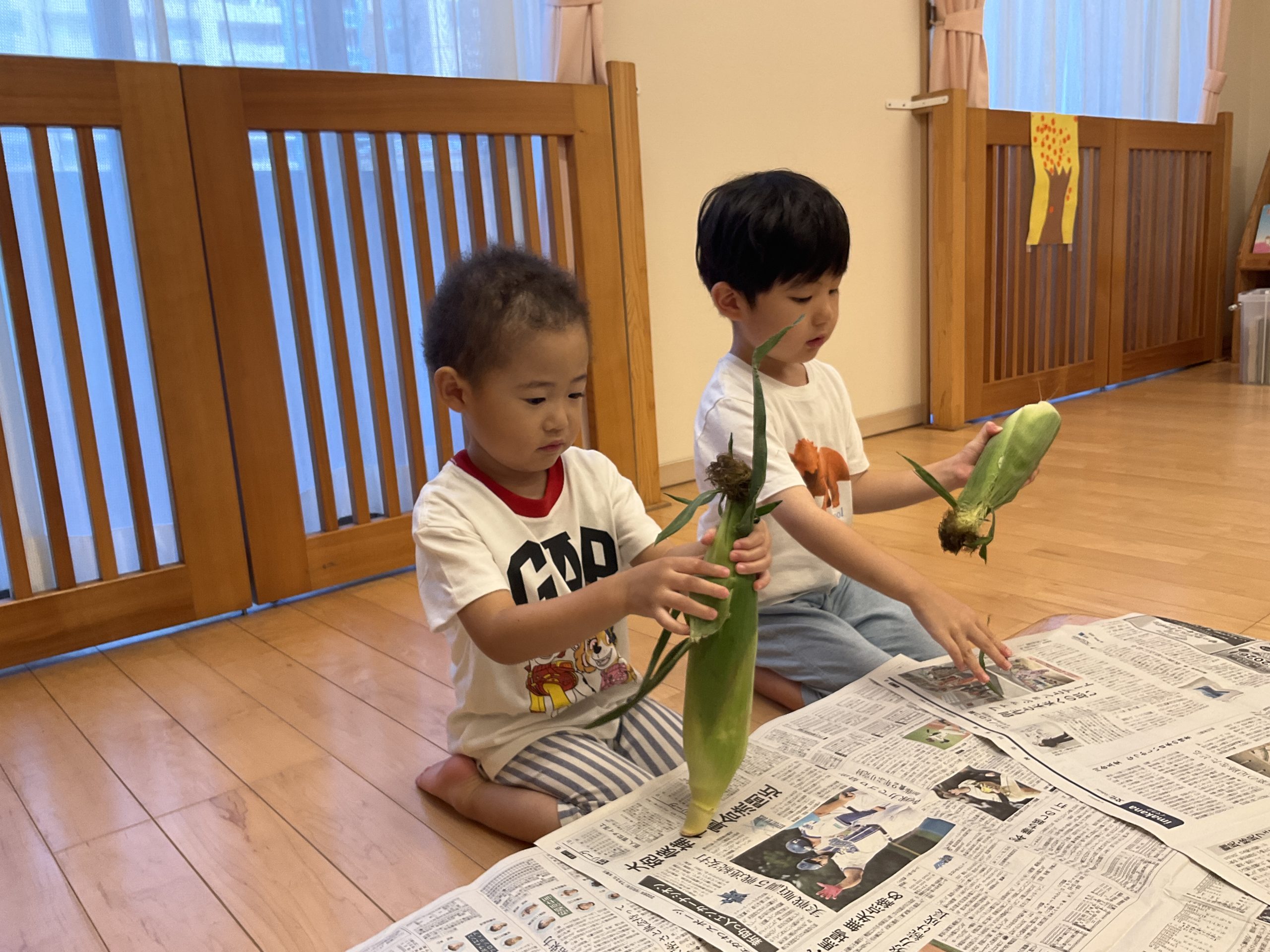 うみ組 とうもろこしの皮むきをしました