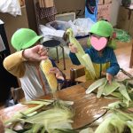 7月28日 『たいよう組、、そら組食育:とうもろこしの皮むき』