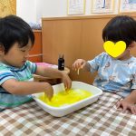 トロトロ・ギュッ！片栗粉スライムで感触あそび♪
