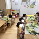 うみ組「とうもろこしの皮むき」