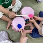 とうきょうすくわくプログラム 0歳児「たいこ とんとこ」