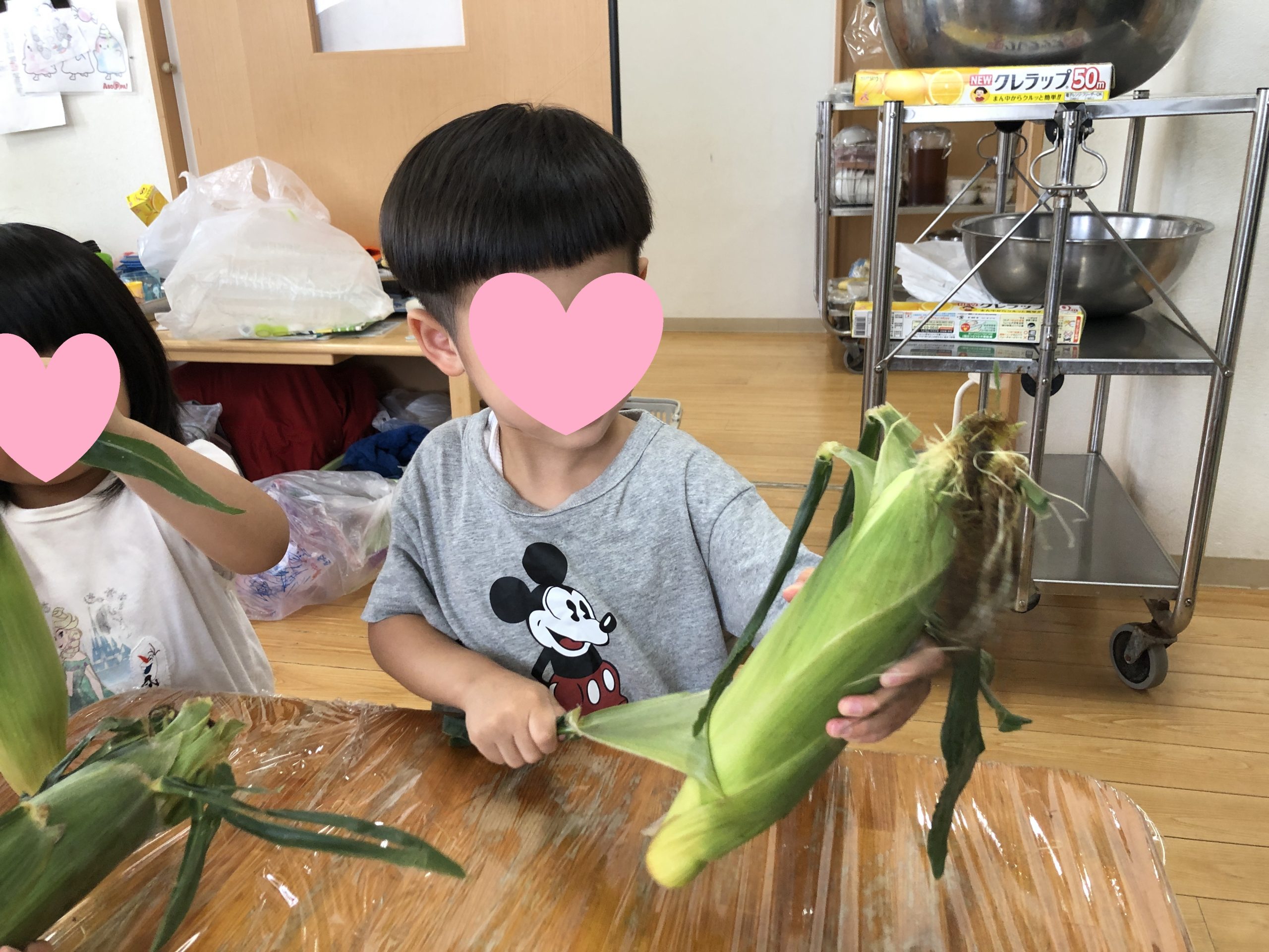 7月14日　『うみ組、そら組食育：とうもろこしの皮むき』