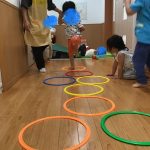 ふたばぐみ（2歳児クラス）暑い日は室内で運動遊びをしています。
