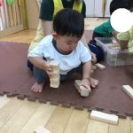 初めての積み木遊び