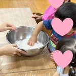 そよかぜ組　春雨の感触遊び