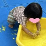 0歳児クラス　感触遊び