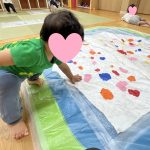 0歳児　緩衝材を使って感触遊び